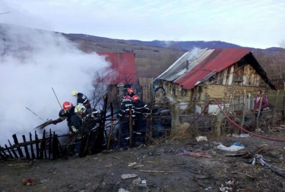 Porig égett egy nagygalambfalvi ház, másfél órát küzdöttek a tűzoltók