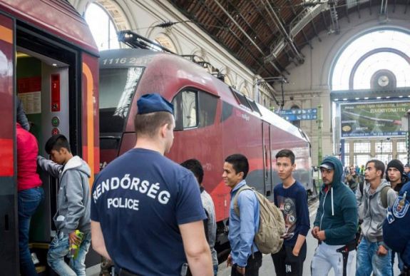 Több mint kétezer menekültet fogadott be Magyarország