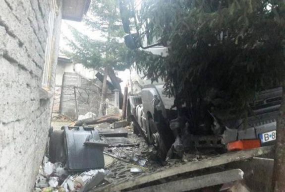 Pánik Brassó megyében, miután kerítésnek ütközött egy tartálykocsi