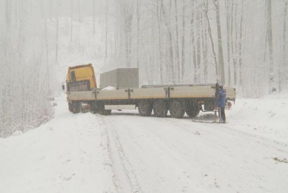 Elakadt kamionok akadályozzák a közlekedést Hargita megyében