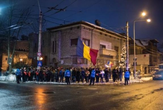 Csalódást okozott Klaus Johannis: tüntetés az elnöki hivatal előtt