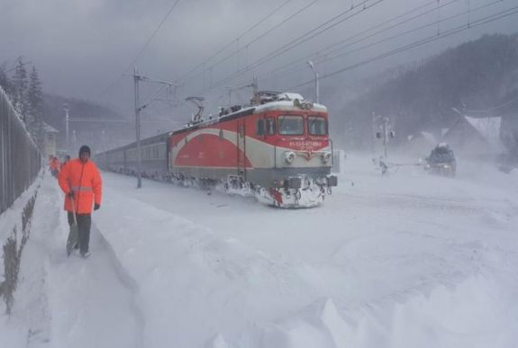 Több ország- és megyei utat lezártak, elakadt a vasúti forgalom