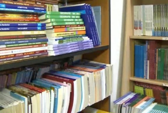 Pályázatot hirdet az RMDSZ a magyar gyermekeknek szánt tankönyvek megírására