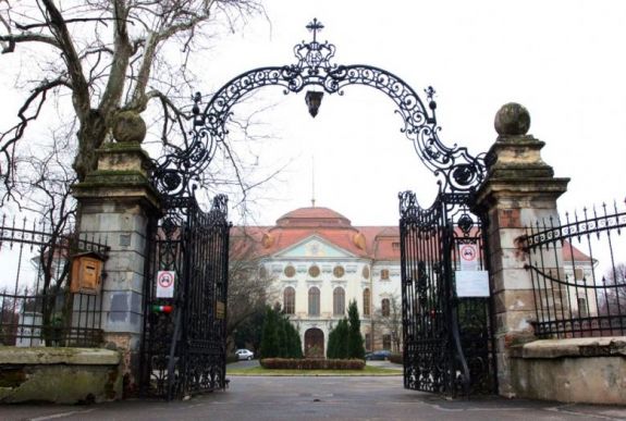 Megkezdődött a Kárpát-medence legnagyobb barokk egyházi rezidenciájának felújítása