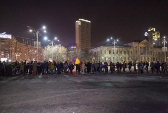 Több százan tüntettek szerda este a Victoria téren