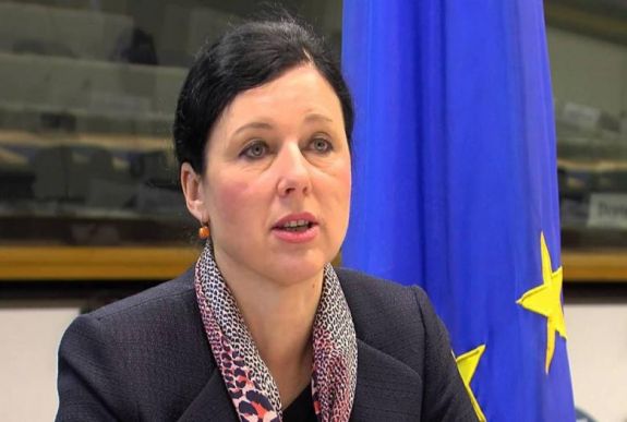 Vera Jourova: Brüsszel figyelemmel követi Románia helyzetét