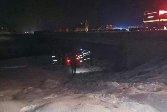 Hat métert zuhant a hídról az autó, meghalt az utasa