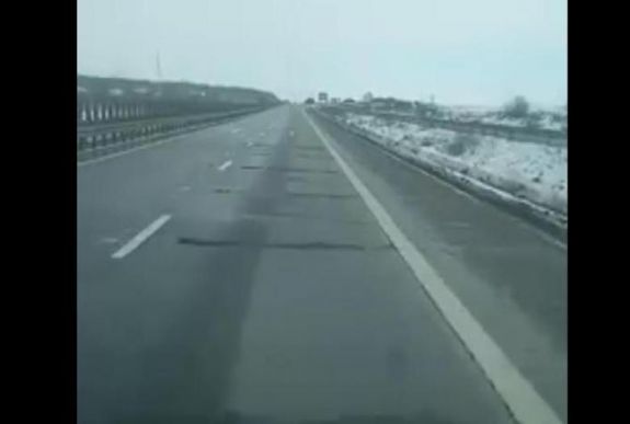 Kátyúkat kerülgetnek a sofőrök az A2-es autópályán