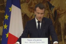 Macron törvénnyel lépne fel a kamuhírek ellen
