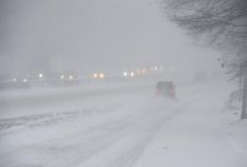 Nem szűnő havazás, hurrikánerejű szél sújtja az Egyesült Államokat