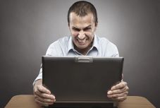 Interneten szűrnék ki az öngyilkosságra hajlamos embereket