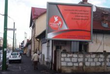 Oltásellenes plakátokat helyeztek ki több városban, az elkövetőnek felelnie kell