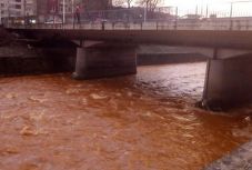 FRISSÍTVE: Narancsszínű lett egy időre a Nagybányát is átszelő Zazar folyó