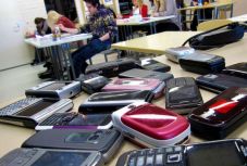 Mobiltelefonok nélkül az iskolapadban: alkotmányt sért a szabályzatmódosítás?