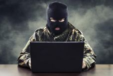 Azonnal el kell tüntetnie a terrorpropagandát a közösségi oldalaknak