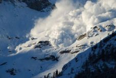 FRISSÍTVE: Lavina sodort el egy férfit a Bucsecs-hegységben