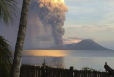 Már két szigetet telepítettek ki vulkánkitörés miatt Pápua Új-Guineában