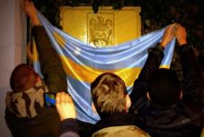 FRISSÍTVE: Székely zászlóval takarták le Budapesten a „Románia Nagykövetsége” feliratú táblát