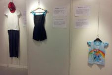 Kiállítás nyílt megerőszakolt áldozatok ruháiról