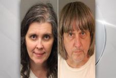 Az ágyhoz láncolva sanyargatta saját gyermekeit két szülő 