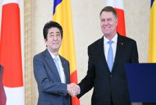 Kénytelen volt Johannis fogadni a japán kormányfőt