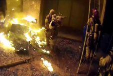 Kifogta a tűzoltó a két emelet magasságból ledobott kislányt