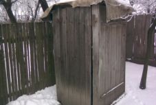 Latrinába esett az újszülött – az anya állítja, nem tudta, hogy szülni fog