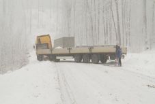 Elakadt kamionok akadályozzák a közlekedést Hargita megyében