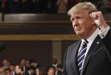 Hamis Hírek díjakat osztogatott Donald Trump