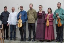 Régizenés barangolásra hívta a csíkszeredai kisiskolásokat a Codex együttes