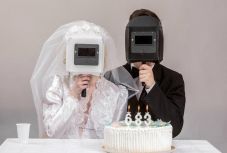 Átlényegült hegesztőmaszkok a csíkszeredai Új Kriterion Galériában