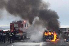 Lángra kapott egy autó az A1-es autópályán