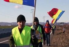 Gyalog ment a bukaresti tüntetésre kolozsváriak egy csoportja
