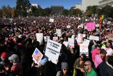 Amerikai nők százezrei tüntettek Trump beiktatásának első évfordulóján