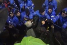 Ököllel ütötte a tüntetőket egy csendőr Bukarestben