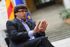 Európai elfogatóparancs kiadását kérik Puigdemont ellen