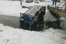 Folyóba zuhant egy nyerges vontató, a sofőr megsérült