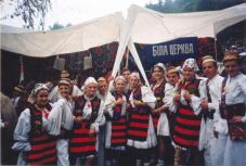 A kormány ösztöndíjat ad az Ukrajnában anyanyelvükön tanuló román diákoknak