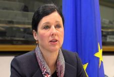 Vera Jourova: Brüsszel figyelemmel követi Románia helyzetét