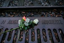Johannis is üzent a Holokauszt-emléknapon