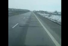 Kátyúkat kerülgetnek a sofőrök az A2-es autópályán