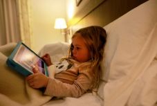 Szakértő: számtalan veszélyt jelent a kisgyerekek internethasználata