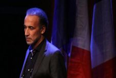 Őrizetbe vették a nemi erőszakkal megvádolt iszlámszakértőt Párizsban