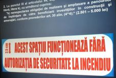 Ne lepődjön meg, ha ezzel a táblával találkozik az épületek bejáratánál