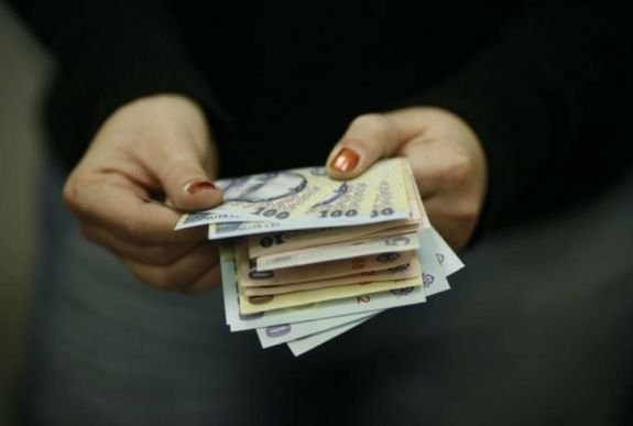 Negyven százalékkal is csökkennek fizetések a közszférában