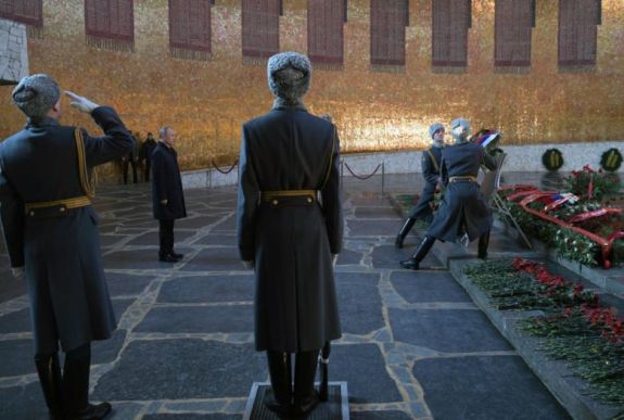 Katonai parádéval emlékeztek meg a sztálingrádi csatáról 