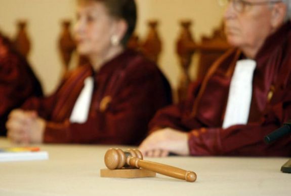 Kizárná a volt politikusokat az alkotmánybíróságból az USR