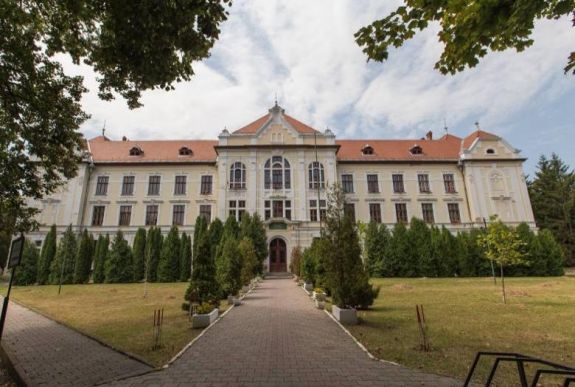 Jogerősen érvénytelenítette a táblabíróság a katolikus gimnáziumot létrehozó határozatot