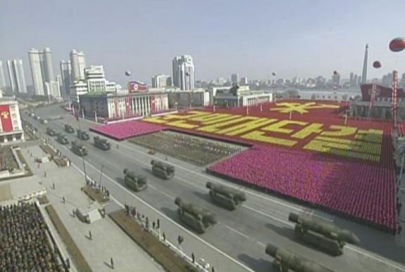 Látványos dísszemlét szerveztek Észak-Koreában