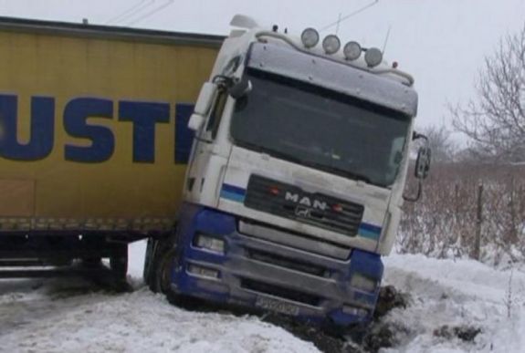 Már három kamion megcsúszott – forgalmi korlátozások Hargita megyében